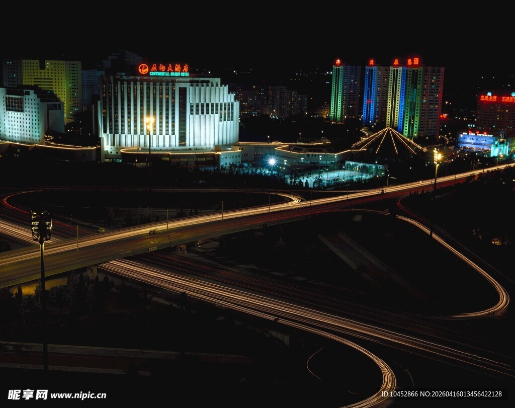 城市夜景中的公路与灯火