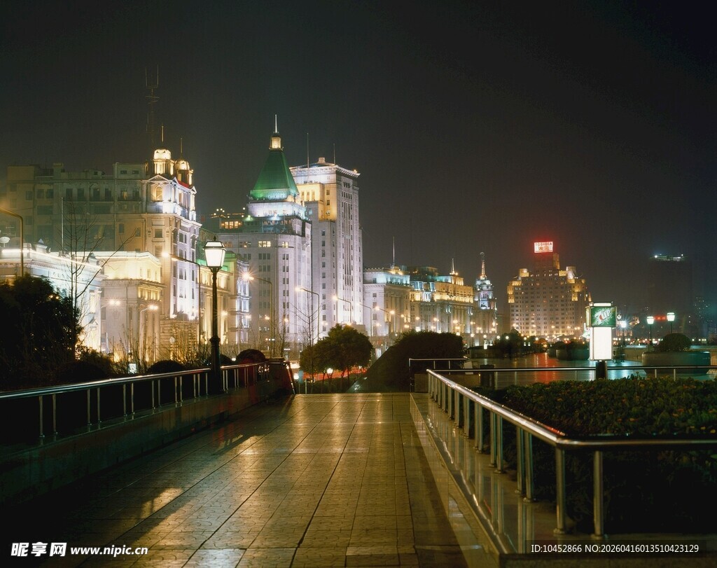 城市夜景下的漫步之路