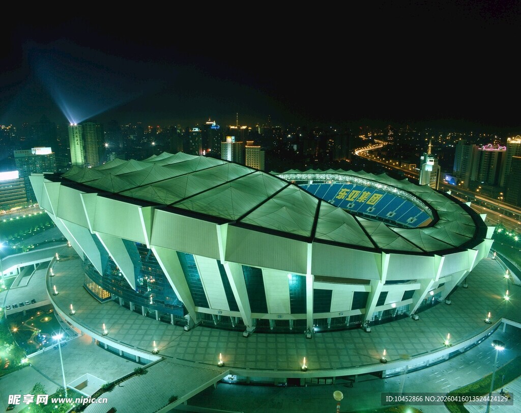 璀璨夜景中的现代化体育场