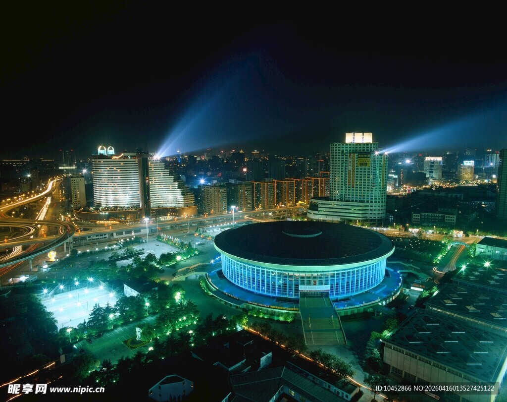 璀璨夜景中的城市地标建筑