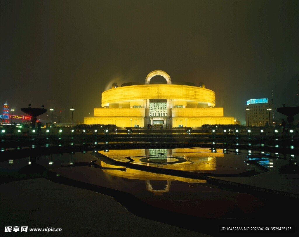 夜晚璀璨的宏伟建筑景观