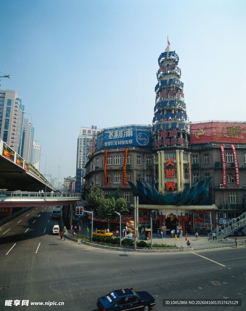 城市街头的特色建筑景观