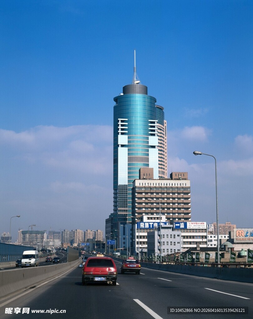 城市公路旁的摩天大楼