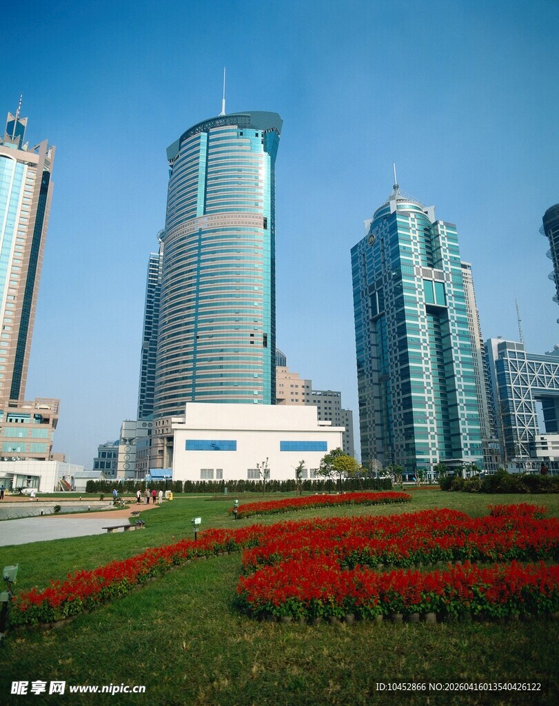 城市高楼与绚丽花坛景观
