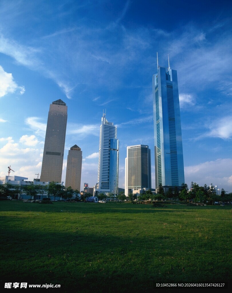 城市绿地旁的摩天大楼景观