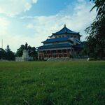 中式古建筑前的大片绿地