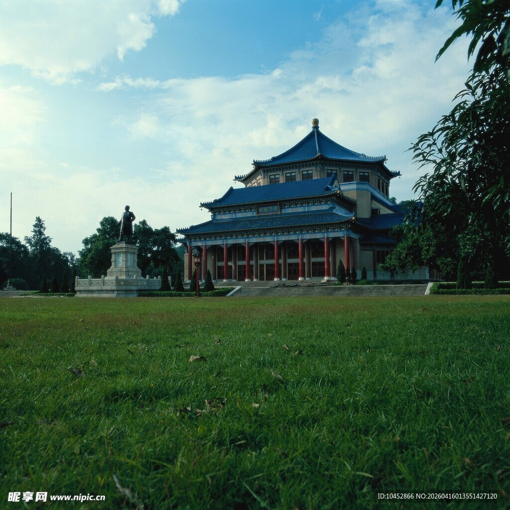 中式古建筑前的大片绿地
