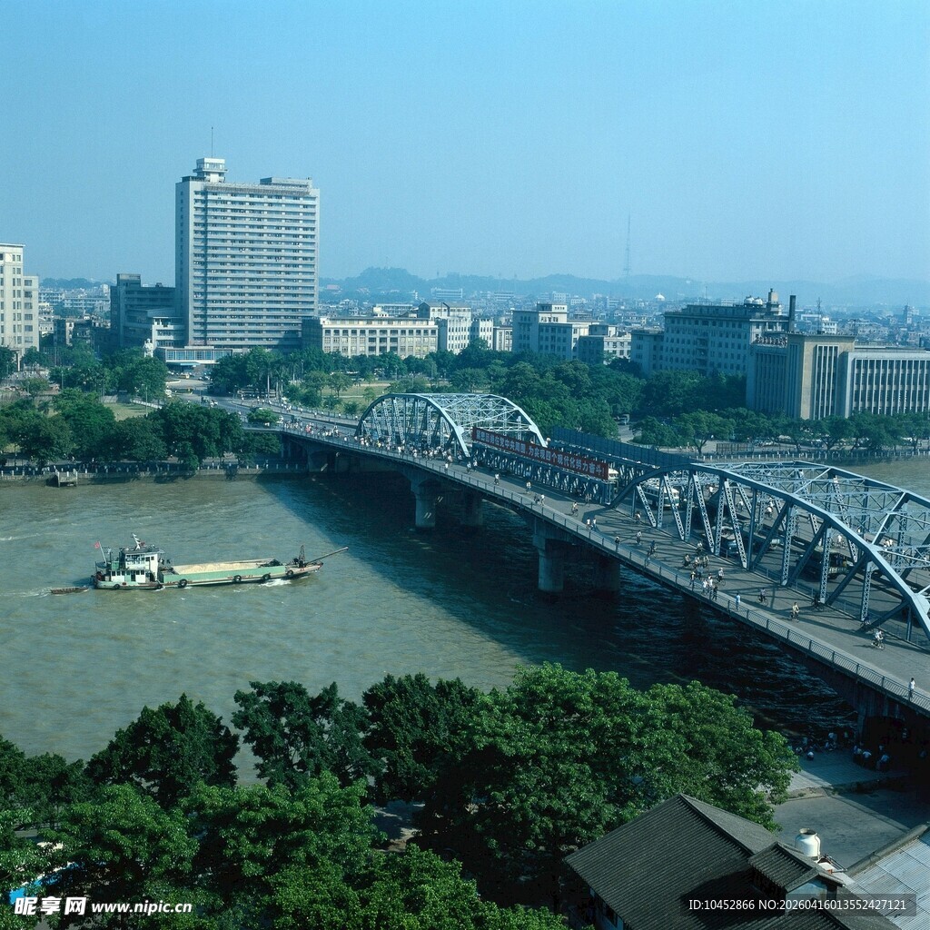 城市河畔桥梁风景图