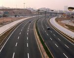 城市宽阔公路俯瞰景象