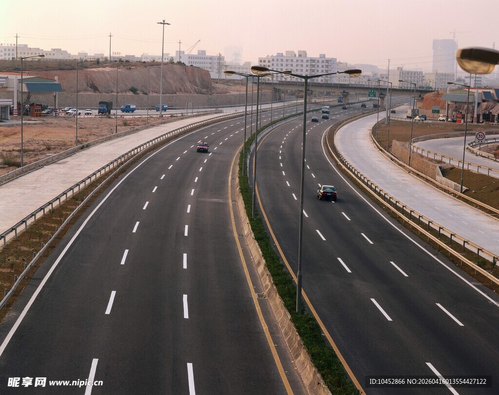 城市宽阔公路俯瞰景象