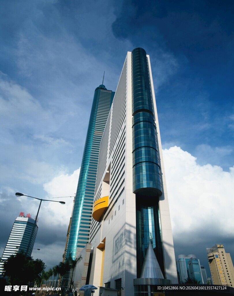 现代高楼与蓝天白云景观