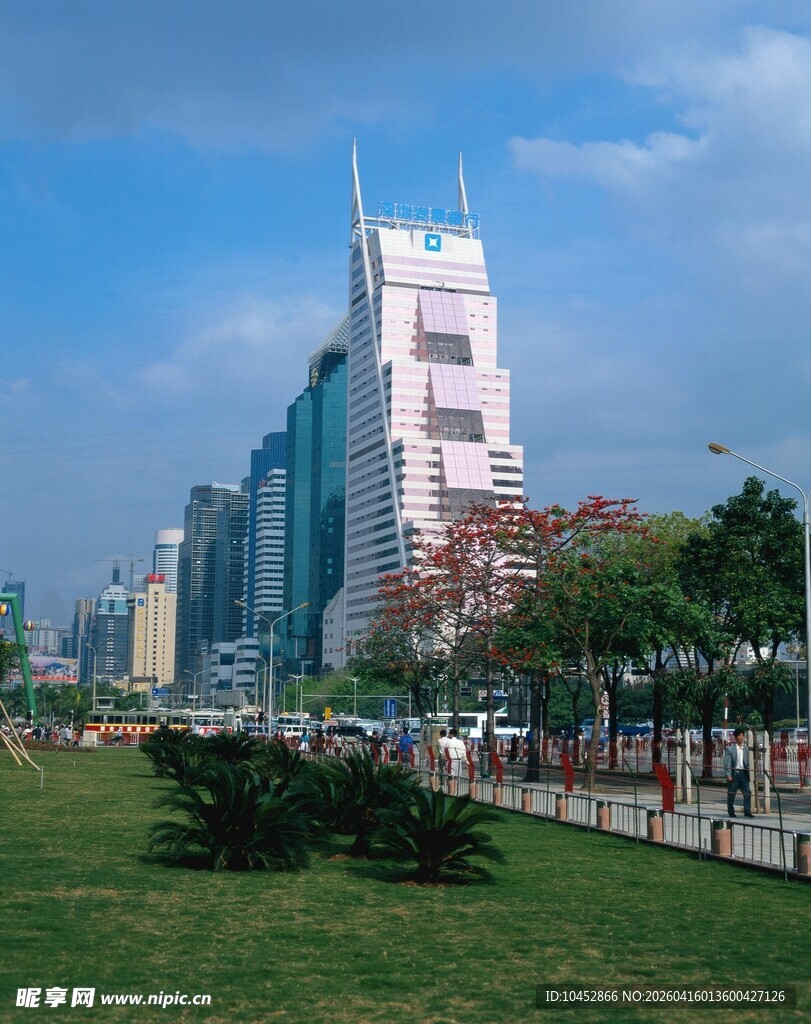 城市绿地旁的现代高楼景观