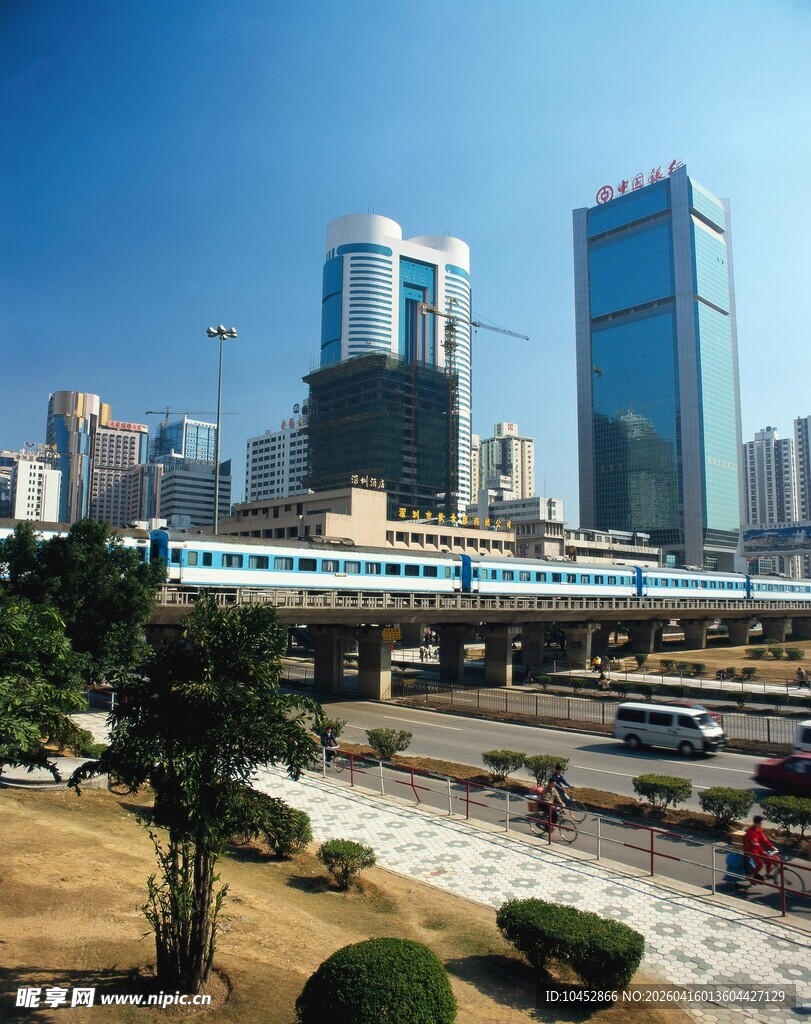 城市高架桥与摩天大楼景观