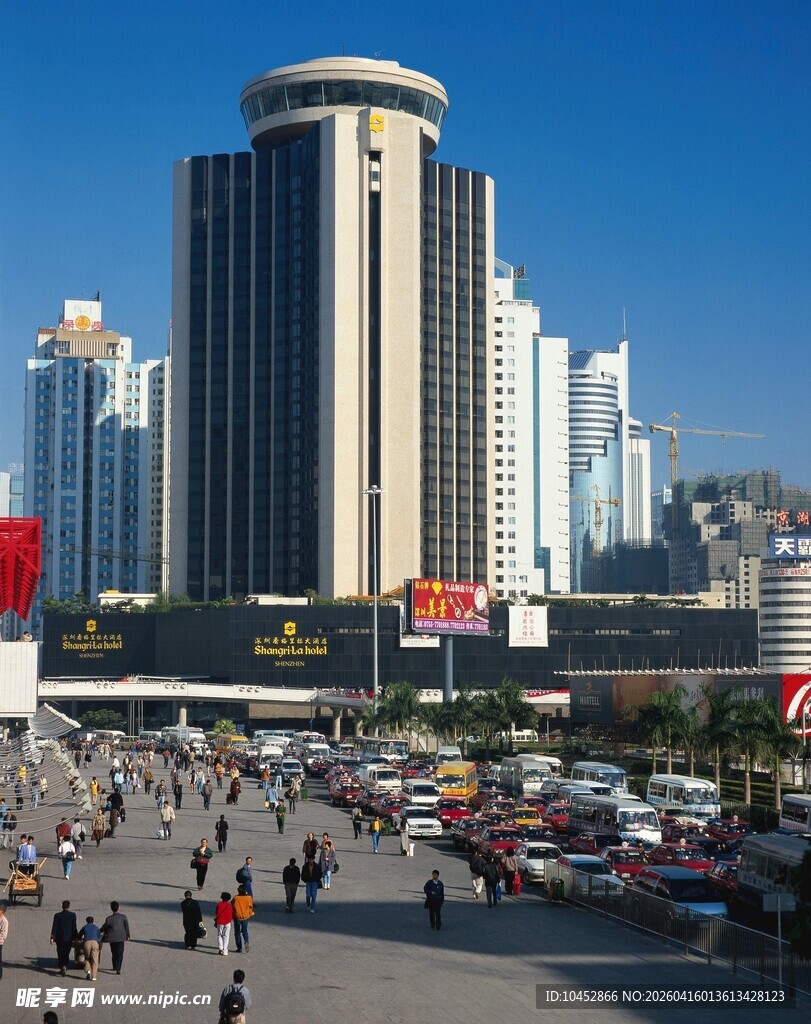 城市广场高楼与人群景观