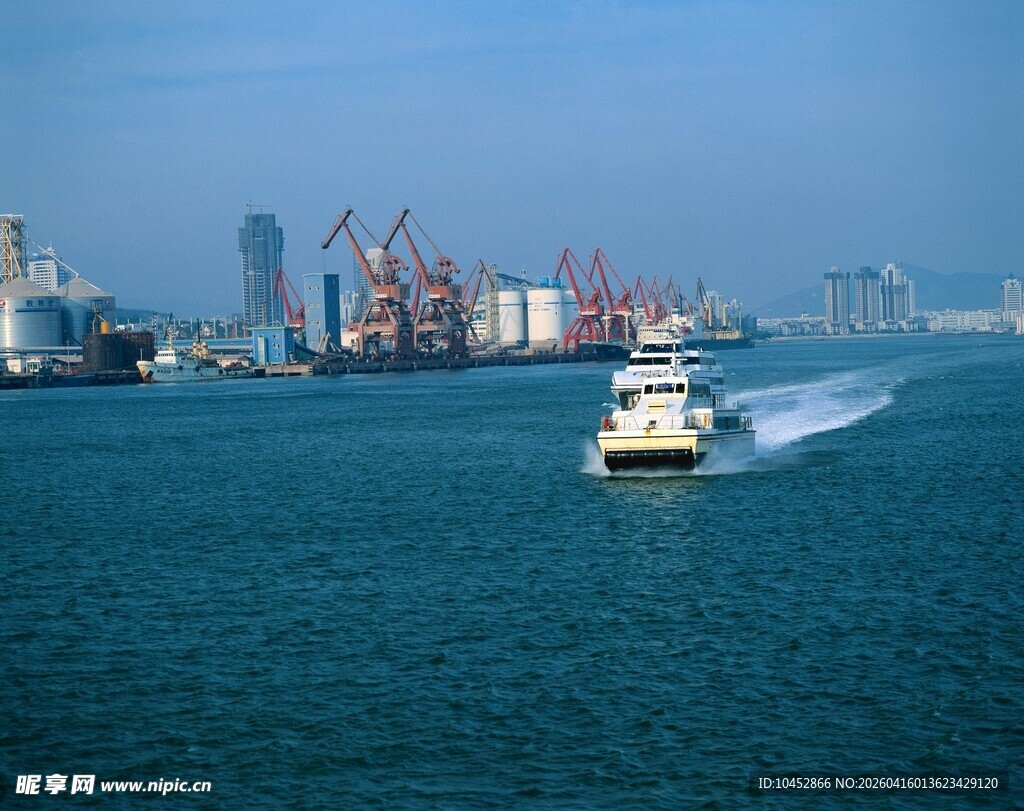 海上船只驶向城市港口