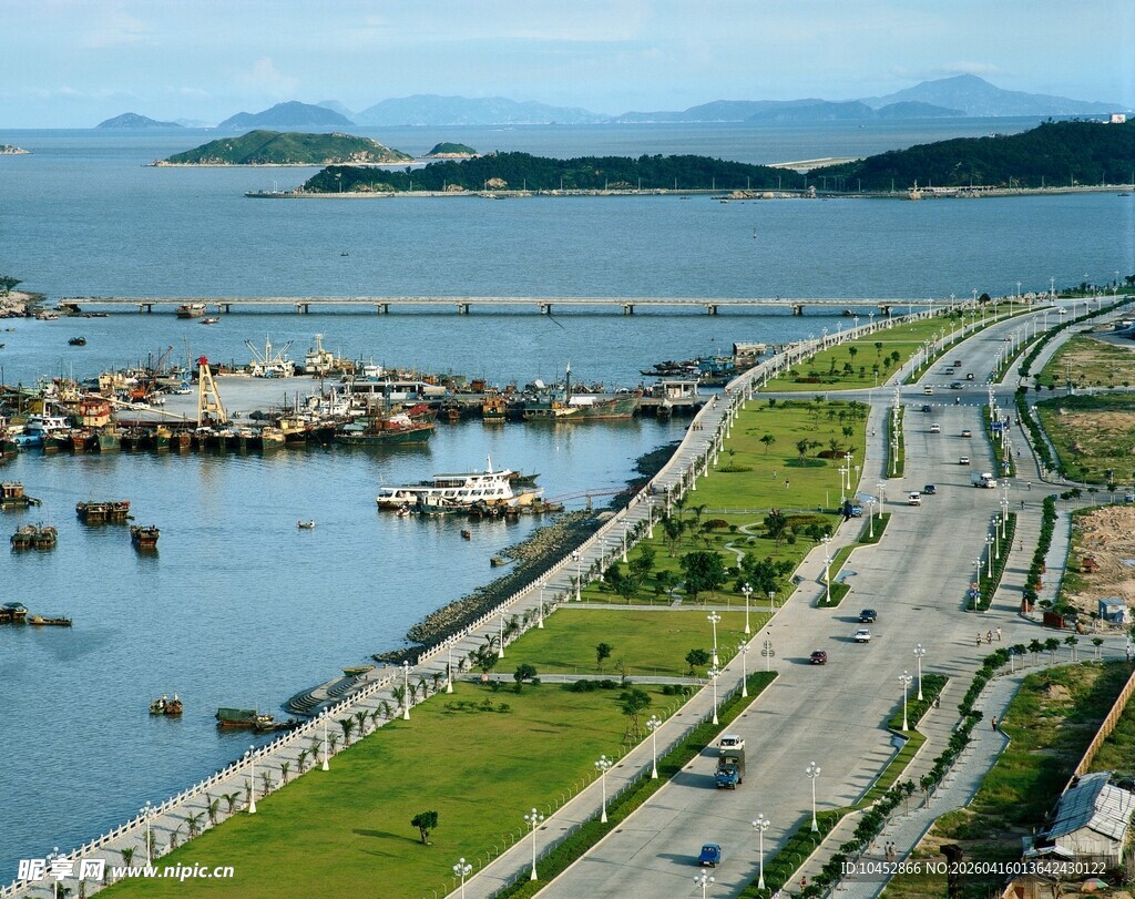 海滨公路与港口美丽风光
