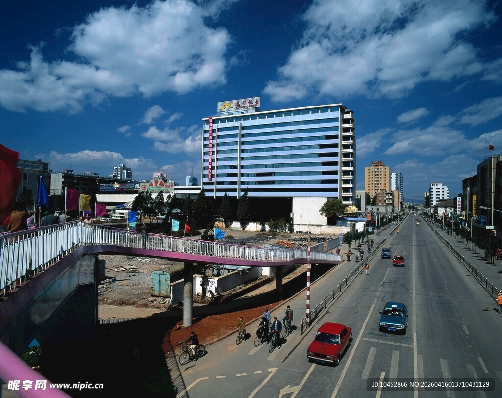 城市道路旁的现代建筑景观