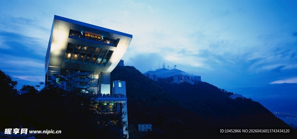 夜幕下的山间现代建筑