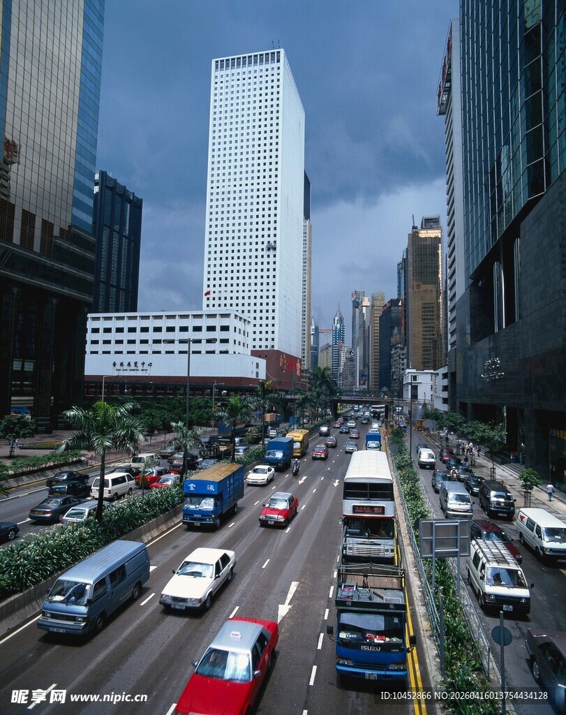城市繁忙街道交通景象
