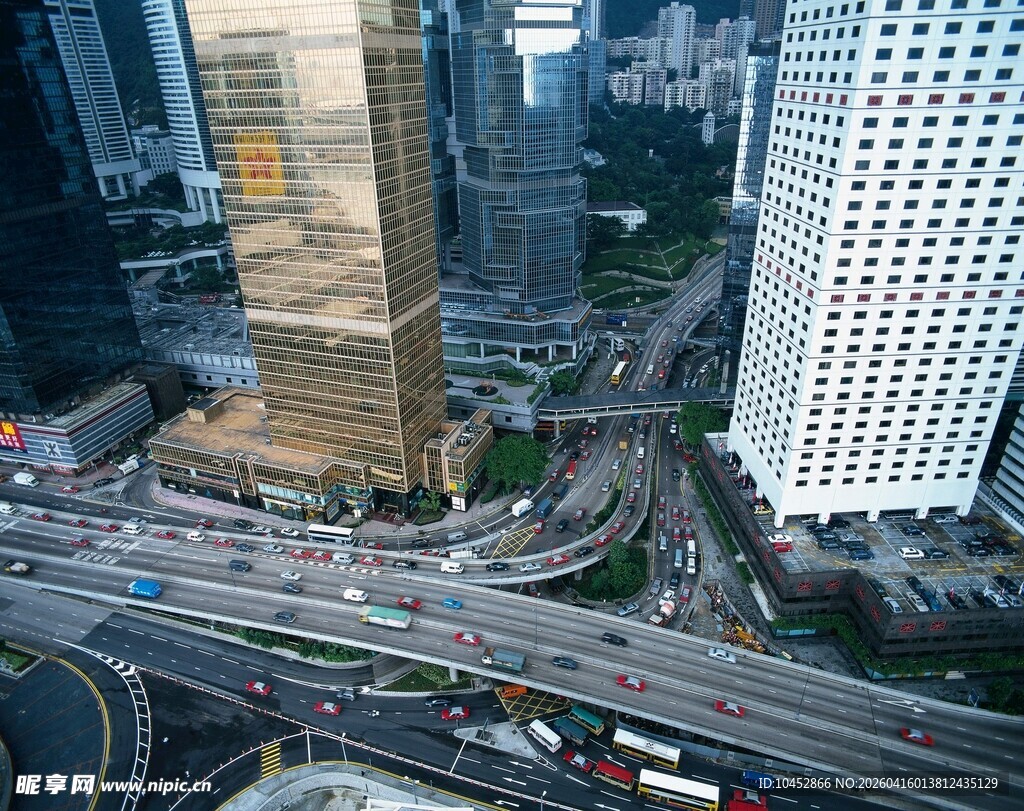 城市繁华路口交通景象