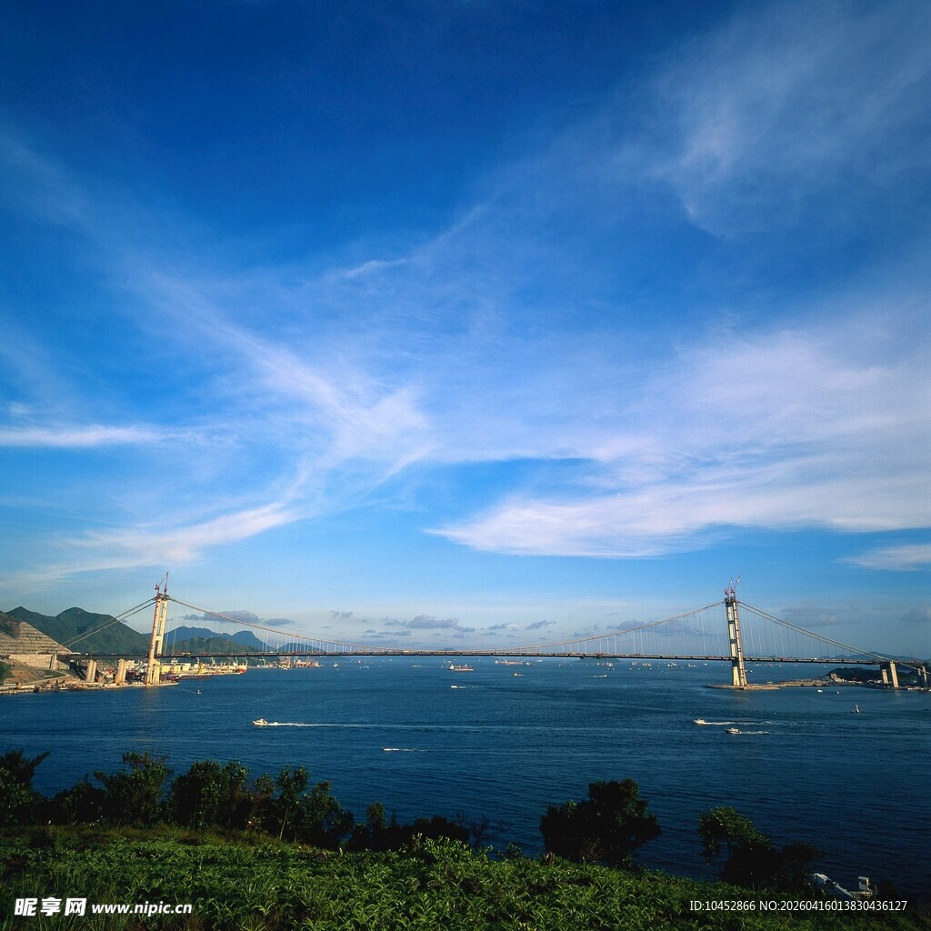 碧海蓝天间的跨海大桥