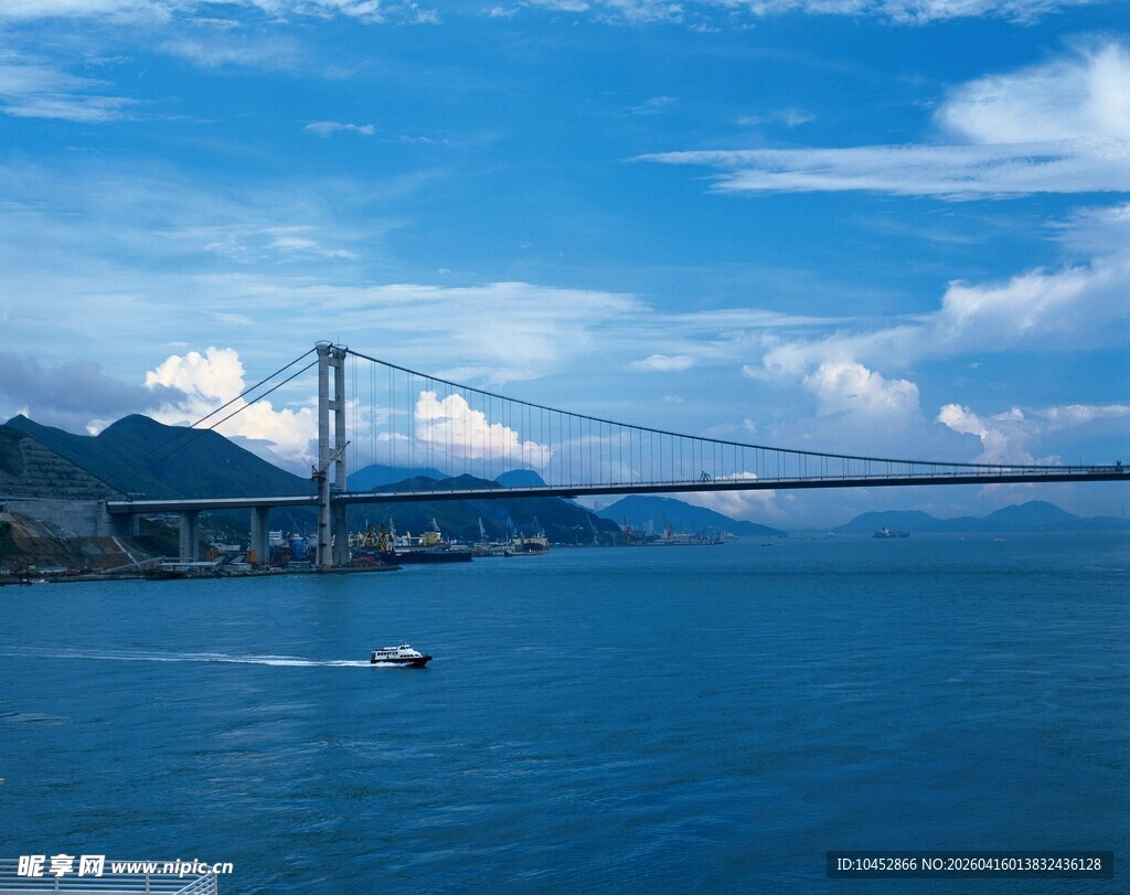 海上大桥与蓝天美景