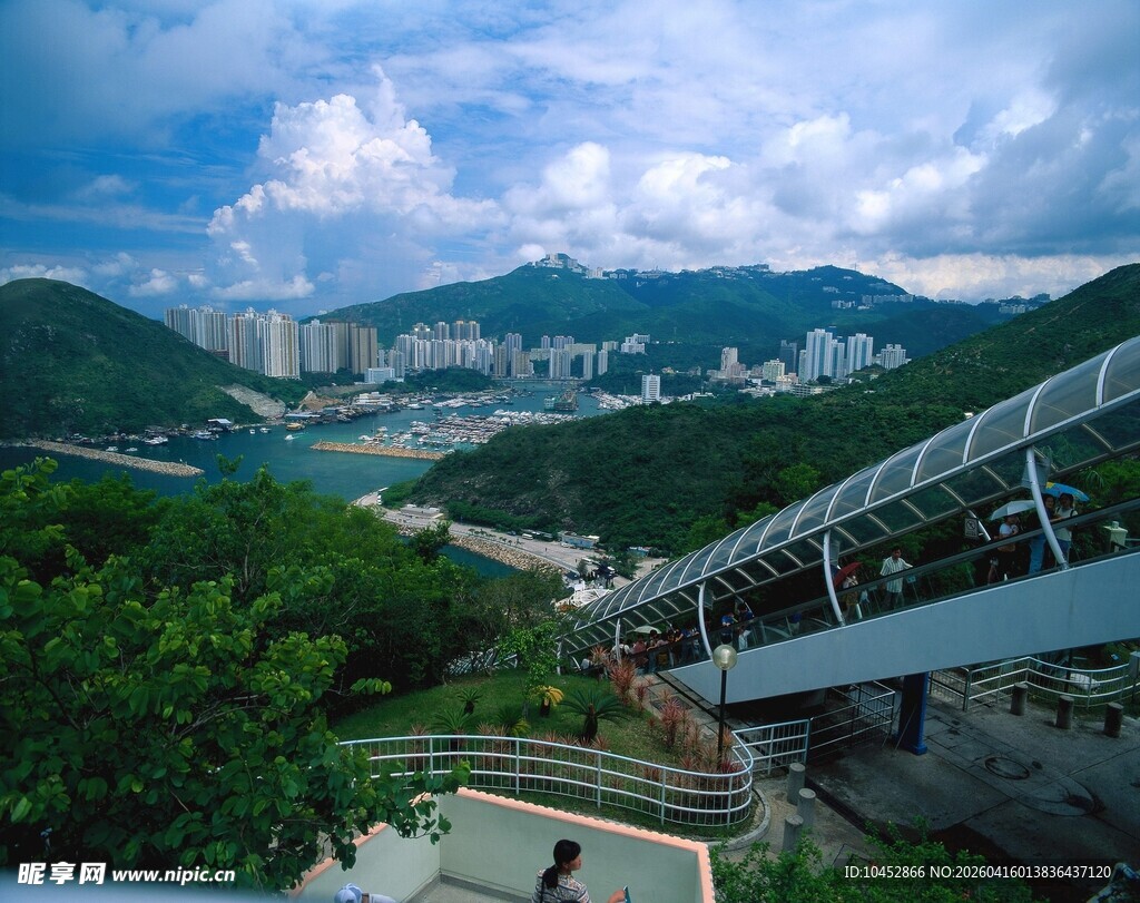 山间观景步道景色宜人
