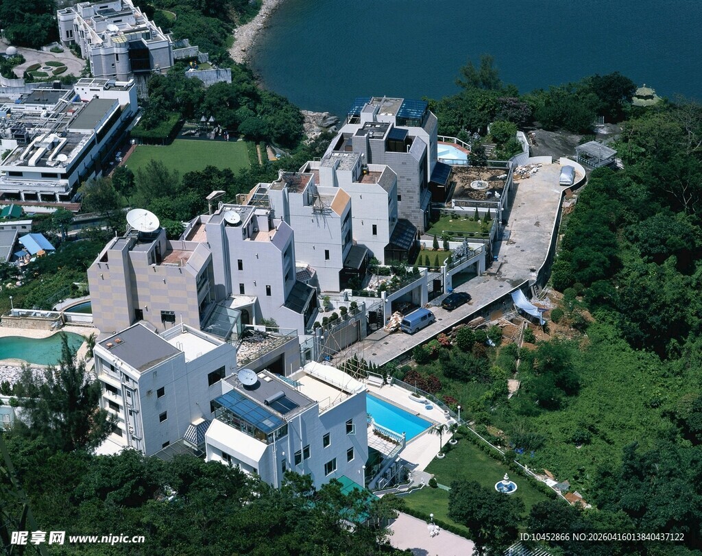 湖畔现代建筑群鸟瞰