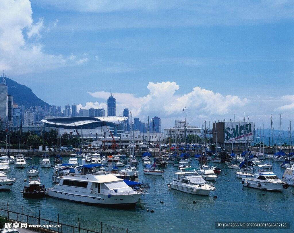 海港停泊的众多豪华游艇