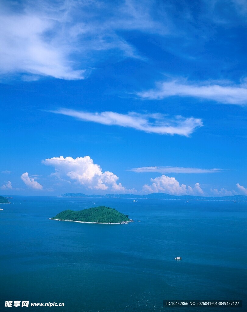 碧海蓝天中的远海小岛