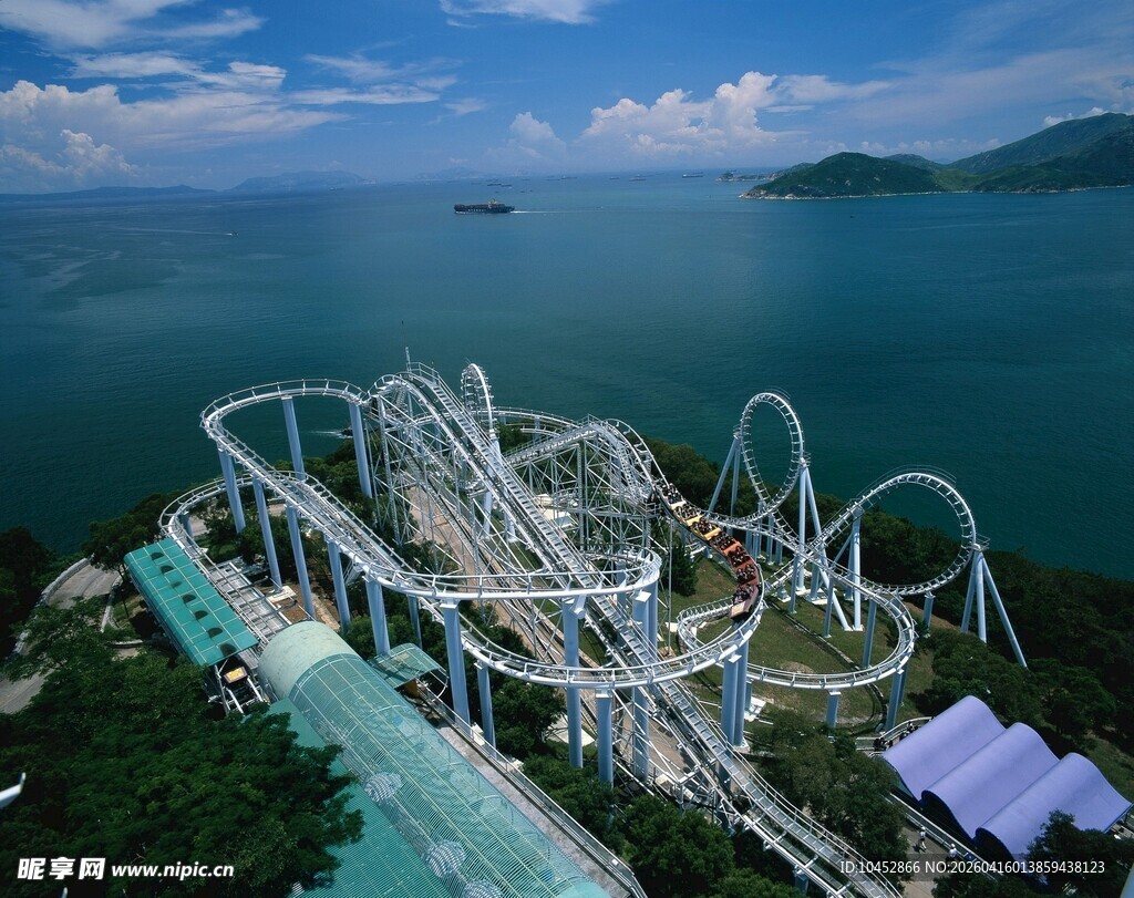 海边废弃的游乐设施景观