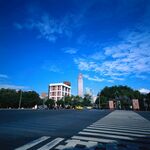 城市街道旁的建筑与蓝天