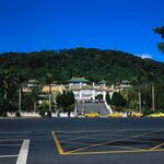 宏伟建筑前的开阔停车场景