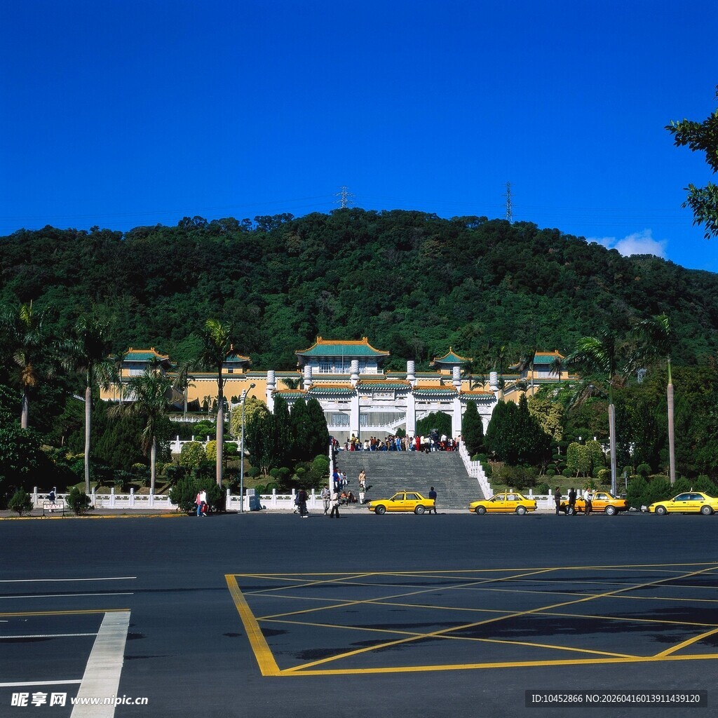 宏伟建筑前的开阔停车场景