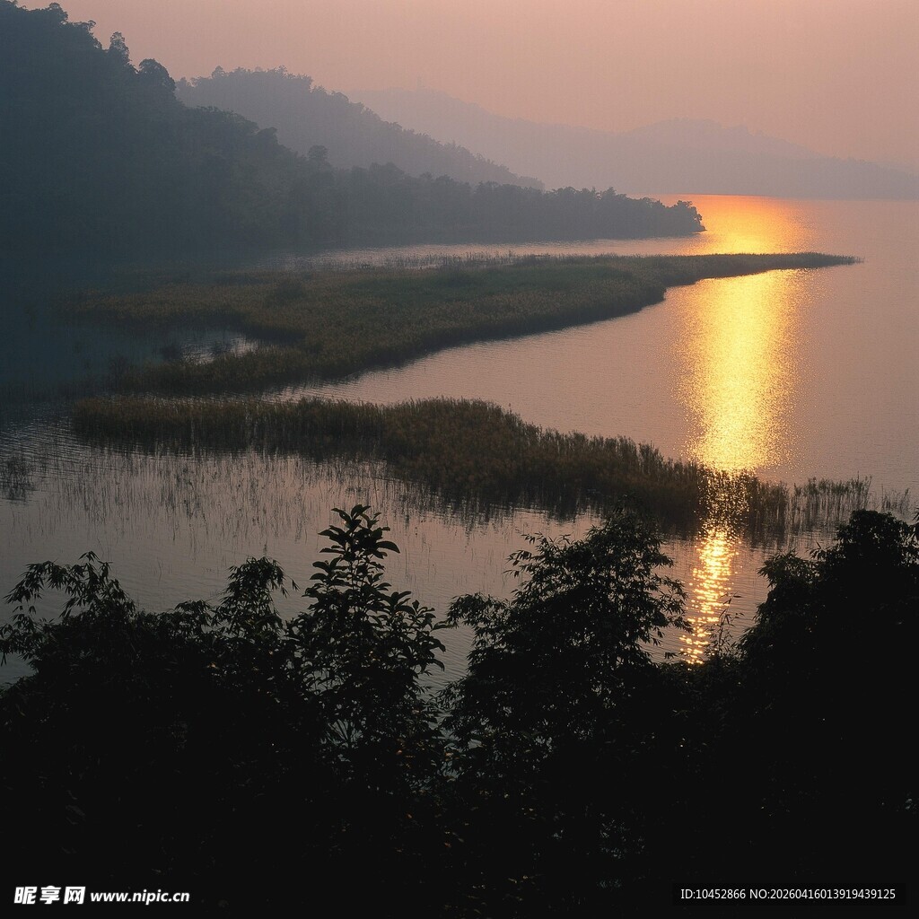 湖畔黄昏美景