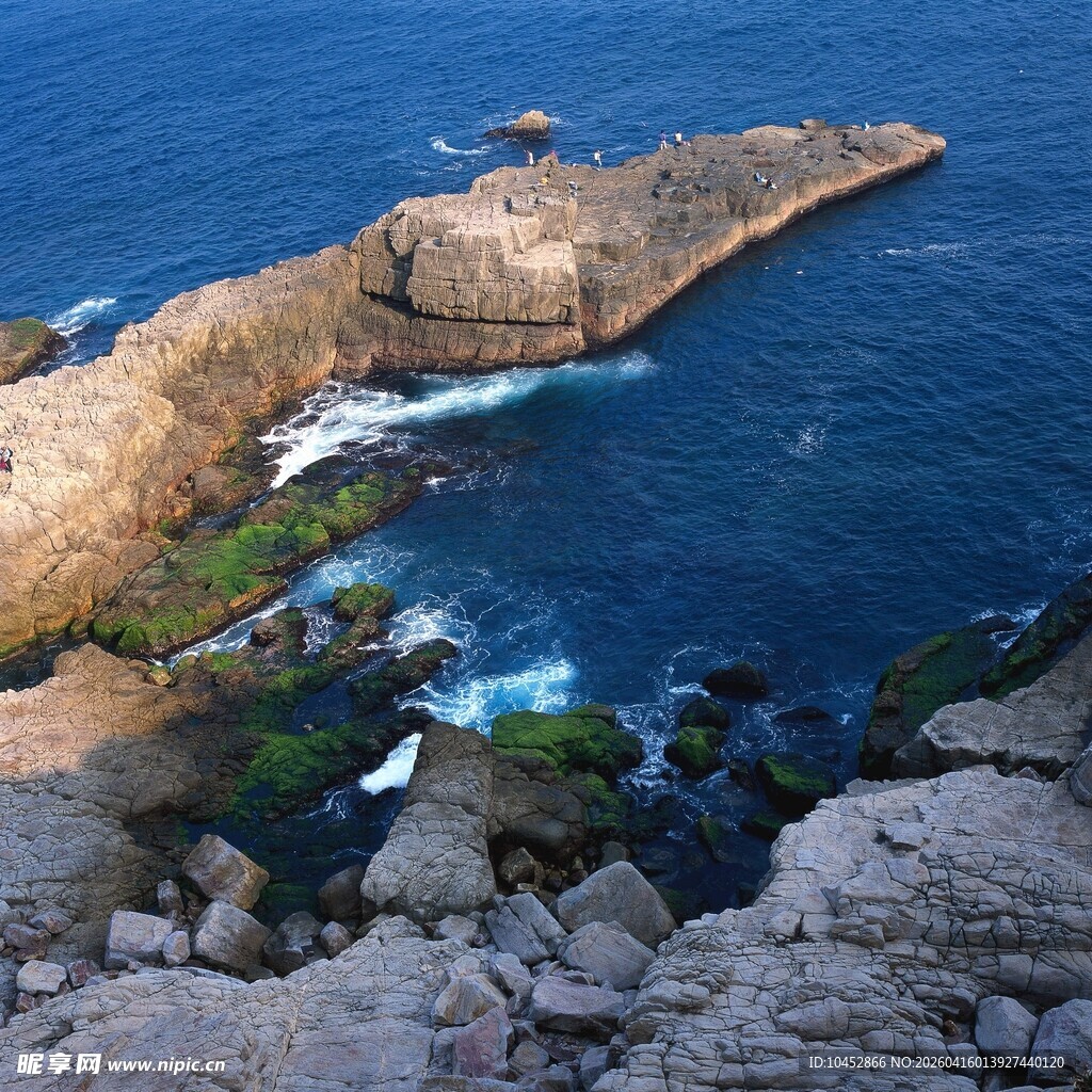 海边嶙峋礁石与澎湃海浪