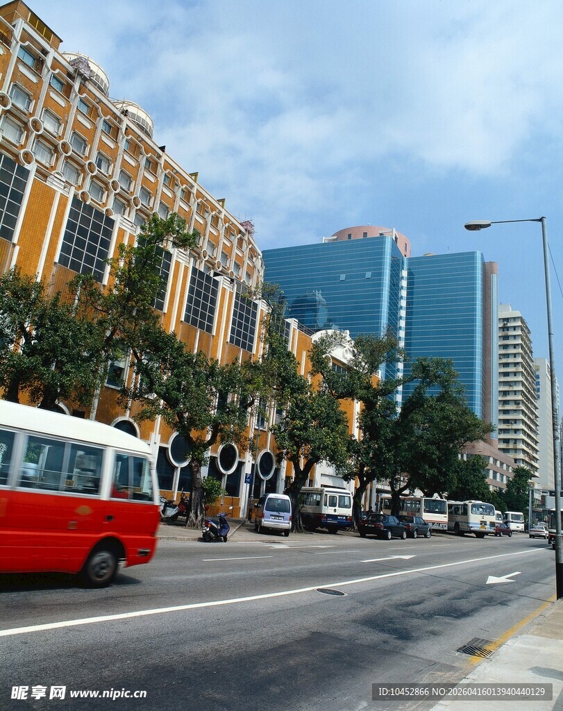 城市街道上的多彩建筑与车辆