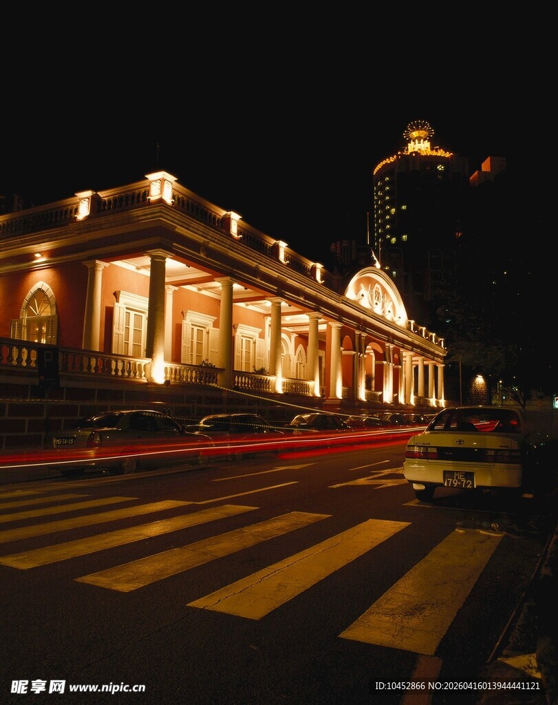 夜晚繁华建筑前的街景