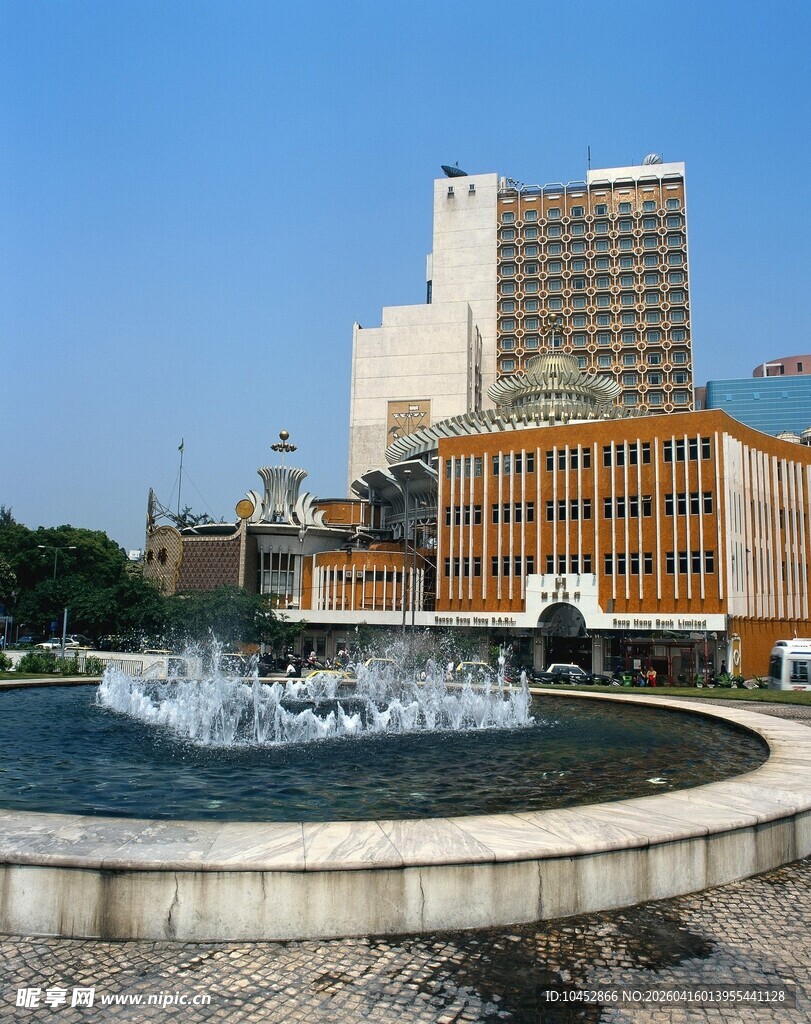 城市广场喷泉与现代建筑