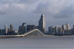 城市天际线与跨海桥梁景观