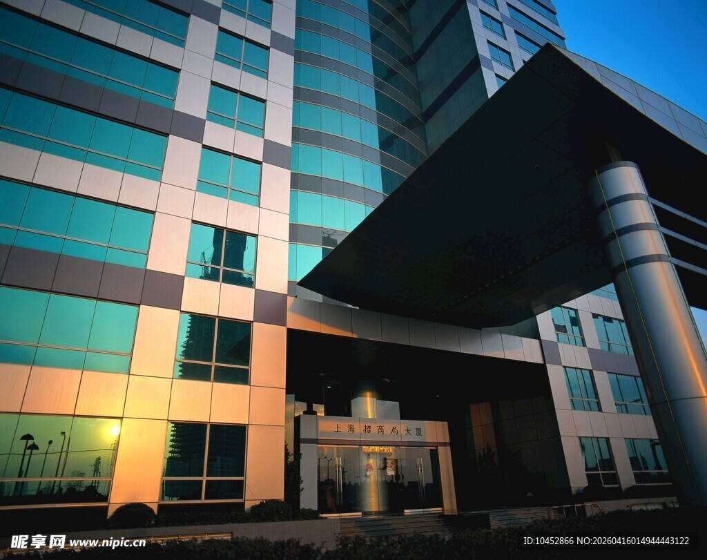 现代商务大楼外观