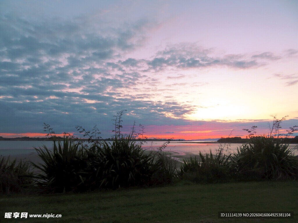 日落时分的天空与草地景观