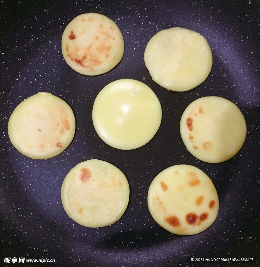 锅中煎制的美味小面饼