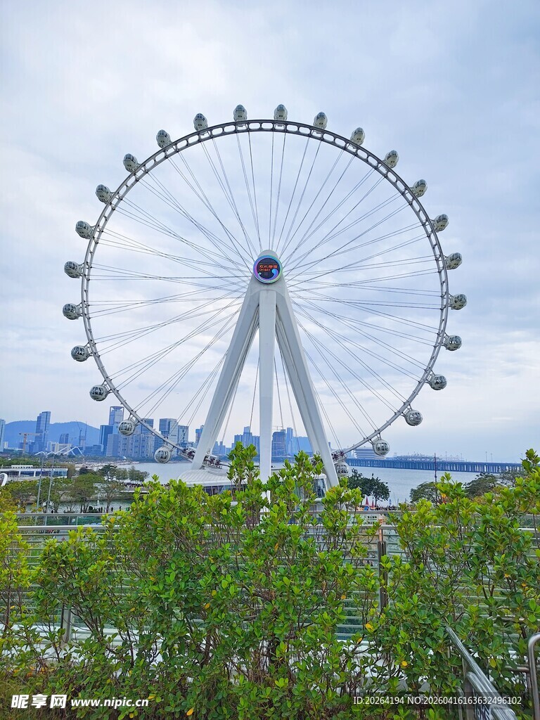 城市中的巨型摩天轮景观