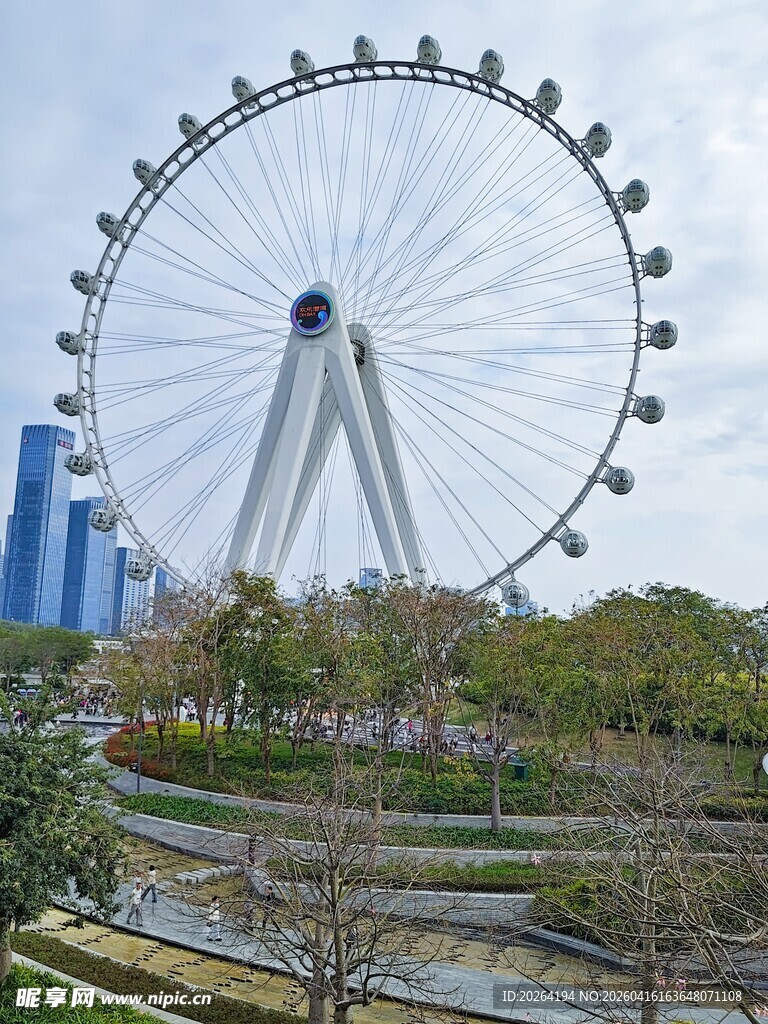 城市中的巨型摩天轮景观