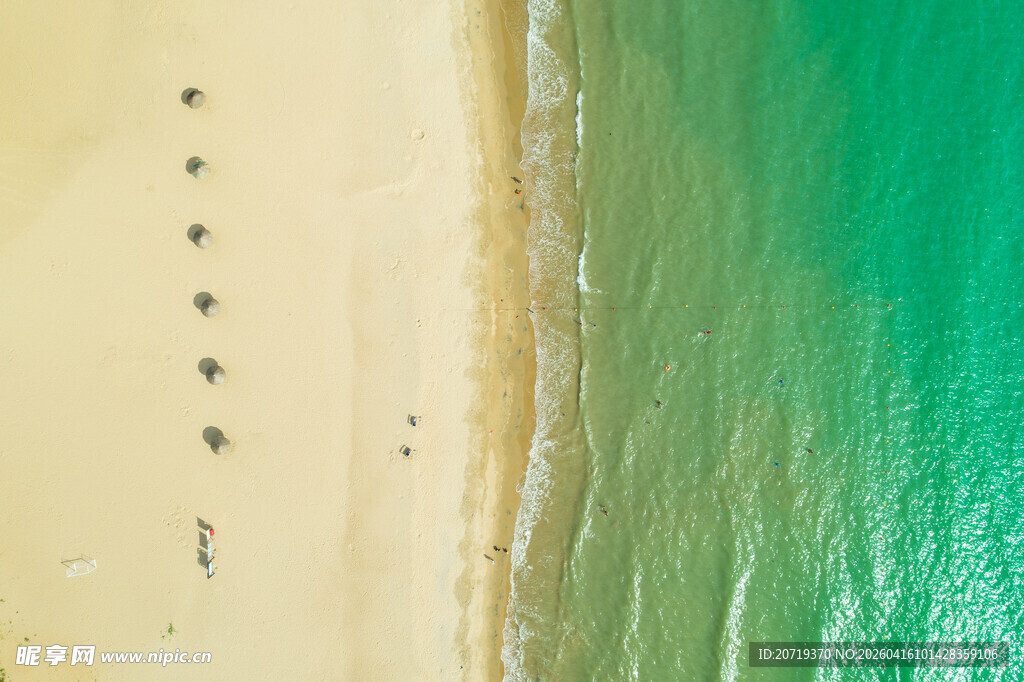 俯瞰金色沙滩与碧绿海浪