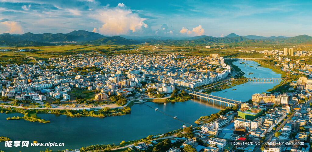 河畔城市风光俯瞰