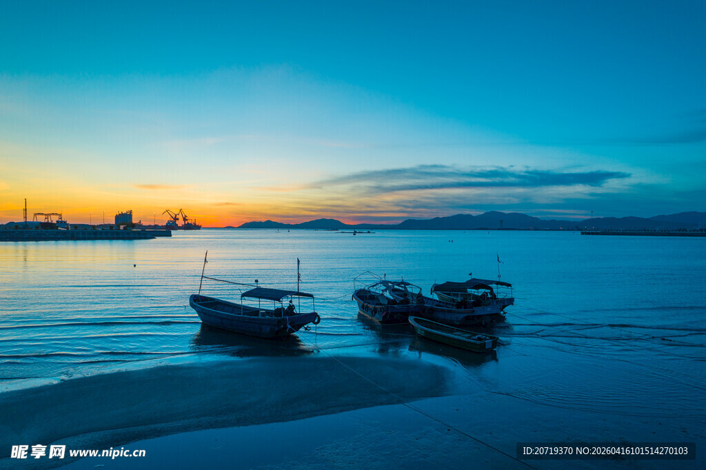 海边暮色中的停泊小船