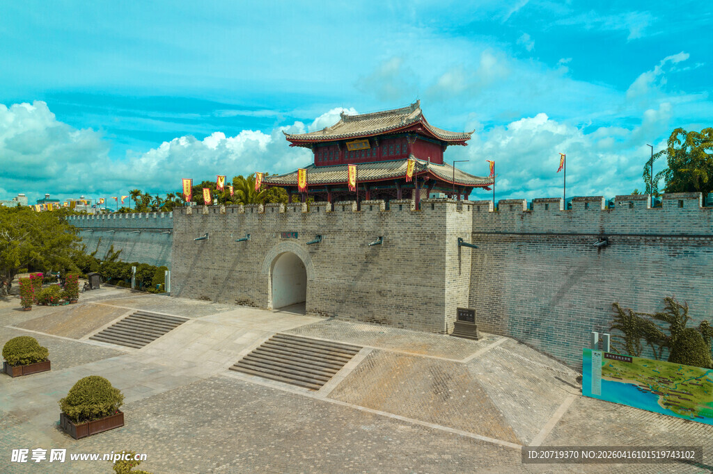 古城墙下的中式古建筑