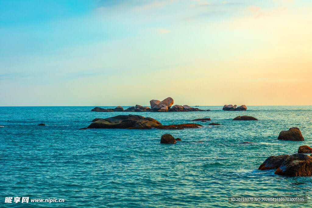 海边落日下的礁石美景